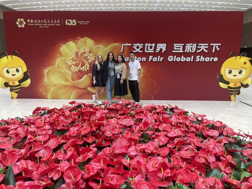 Últimas noticias de la empresa sobre La fábrica de silicona de Jinyu muestra productos innovadores de silicona en la Feria de Cantón 2025