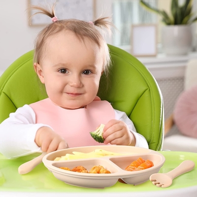 Un buen precio. No deslice el babero de alimentación del silicón práctico, las placas de los niños portátiles del silicón en línea