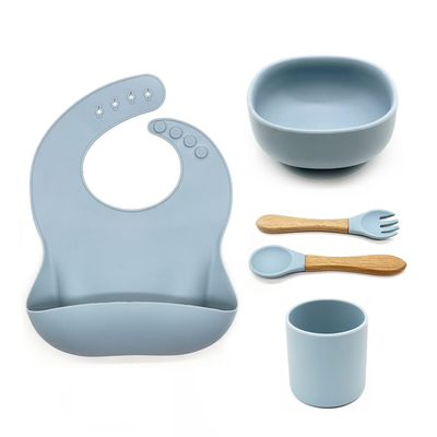 Un buen precio. Babero y cuenco multicolores portátiles BPA del sistema del servicio de mesa del silicón libremente en línea