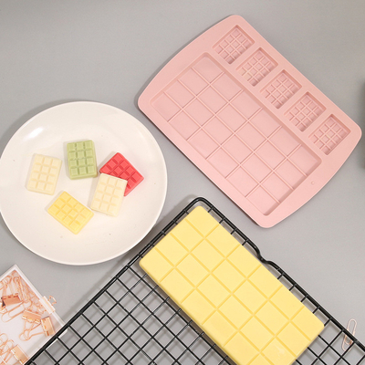 Un buen precio. Molde de waffle de silicona rosa, plazas de muffins de silicona lisa para pasteles de waffle, chocolate en línea