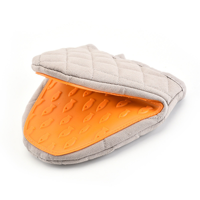 Un buen precio. Grúas de pinza de silicona para cocinar Oven Mitts Protector de dedos resistente al calor Portador de olla para utensilios de cocina GuanteSet en línea