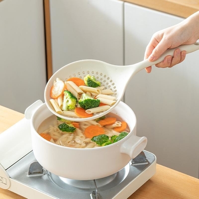 Un buen precio. Cucharilla de filtro de silicona Colander Cuchara de pasta con ranuras Resistente al calor 600 ° F Cucharillas de cuchara con ranuras para herramienta de cocina de cocina en línea