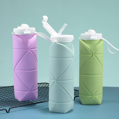 Un buen precio. Botellas de agua plegables de silicona para bebés con carabiner en línea