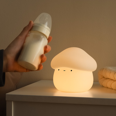 Luz nocturna de hongo para niños Luz nocturna de silicona suave 7 colores suavesTap control temporizador de sueño recargable junto a la lámpara