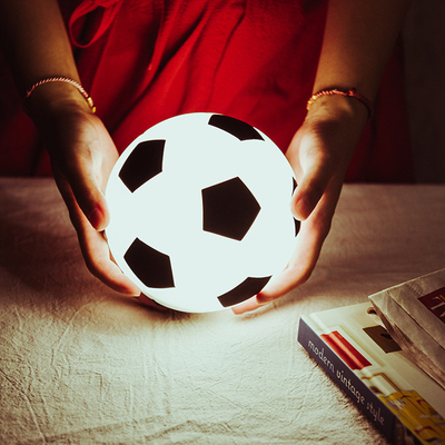 Un buen precio. Luz nocturna de fútbol Luz de lámpara de fútbol Luz para niños Sala de 16 colores Batería alimentada con LED Recargable Sala de niños Luz nocturna en línea