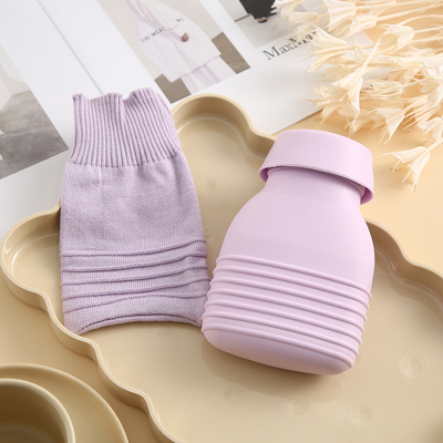 Un buen precio. Bolsa de botella de agua caliente de silicona mini suave con tapa compresa fría caliente para bebés niños alivio del dolor en línea