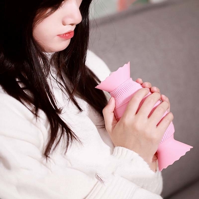 Un buen precio. Bolsa caliente de silicona con tapa de tornillo para terapia con calor y frío en calambres menstruales en línea