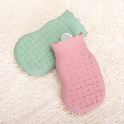 Un buen precio. Botella de agua caliente de goma impermeable de 500 ml con tapa suave para calentar la cama menstrual en línea